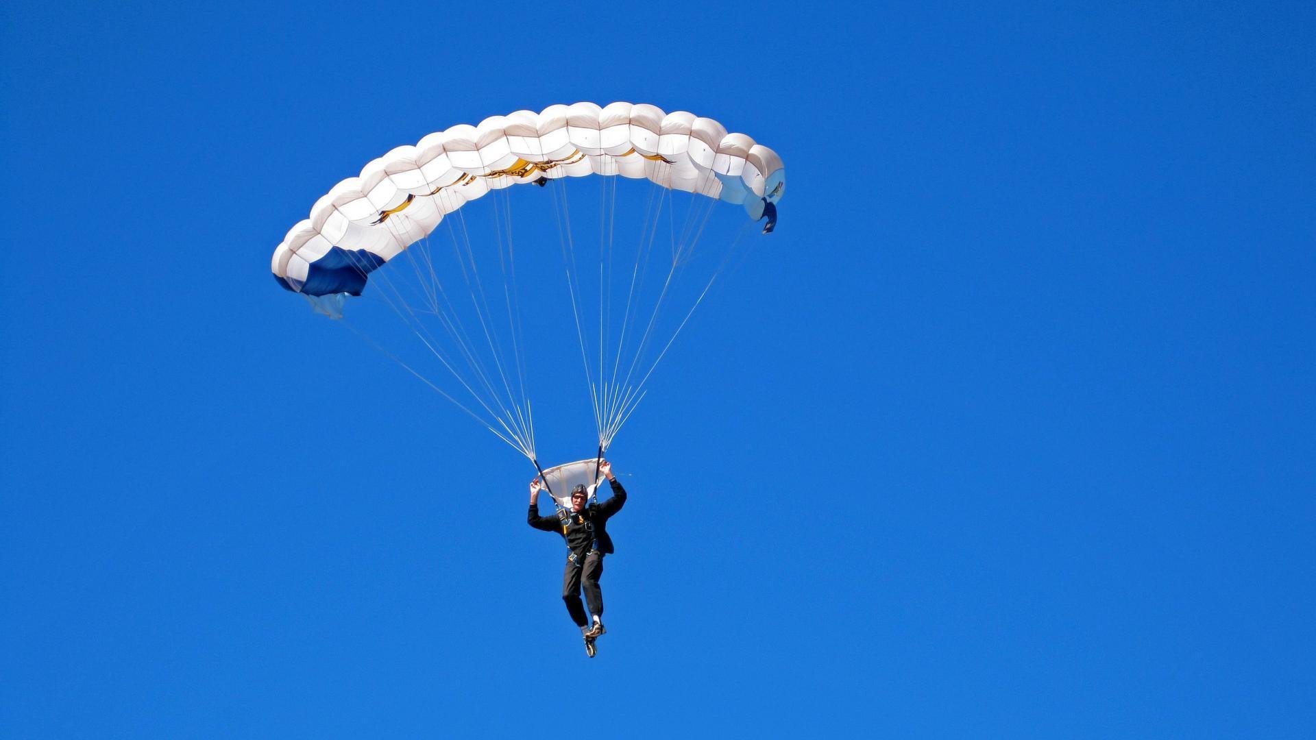 “赛车背后：团队深夜调校的坚持与智慧”，赛车团队怎么分工